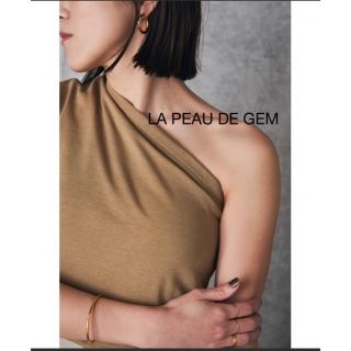 LA PEAU DE GEM アシンメトリータンクトップ(ベアトップ/チューブトップ)