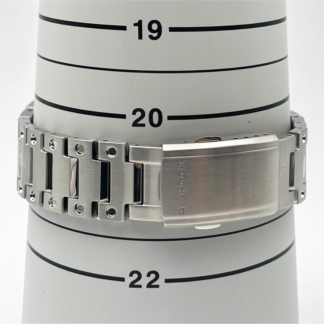 G-SHOCK(ジーショック)のG-SHOCK フルメタル シルバー GMW-B5000D-1JF 電波ソーラー メンズの時計(腕時計(デジタル))の商品写真