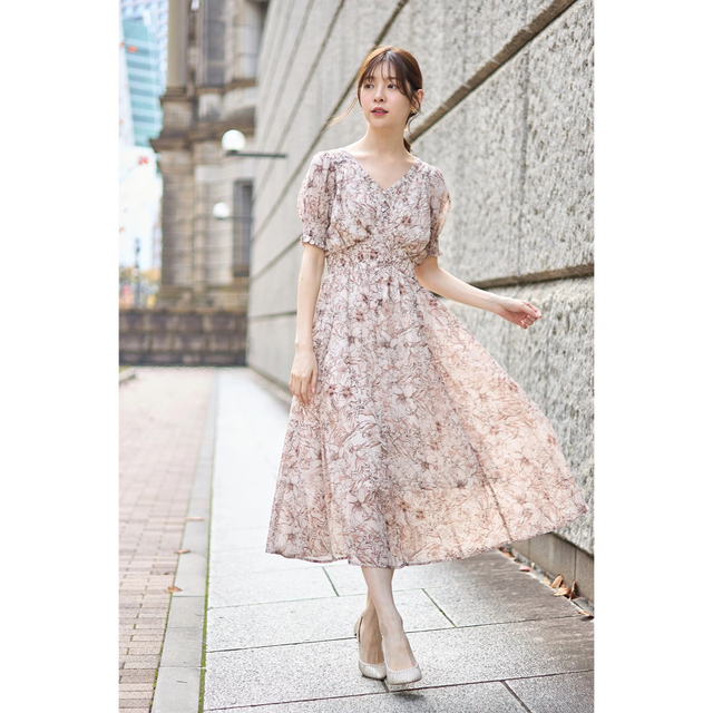 tocco - 飾りくるみ釦付きシャーリングフラワープリントワンピース