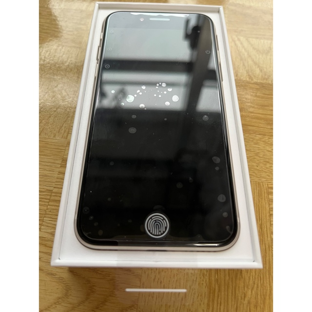 Apple(アップル)のiPhoneSE 第3世代 64GB スターライト  スマホ/家電/カメラのスマートフォン/携帯電話(スマートフォン本体)の商品写真