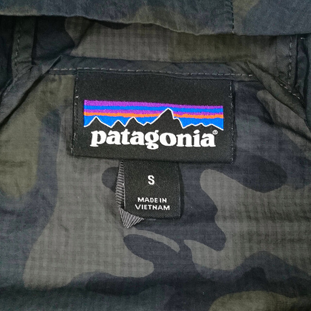 patagonia(パタゴニア)のPATAGONIA パタゴニア 20SS 型番 24142 フーディニー ジャケット 薄手 黒系迷彩 サイズS 正規品 / 30328 メンズのジャケット/アウター(ナイロンジャケット)の商品写真