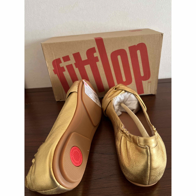 fitflop(フィットフロップ)の新品　fitflop フラットシューズ　ゴールド　23 レディースの靴/シューズ(ローファー/革靴)の商品写真