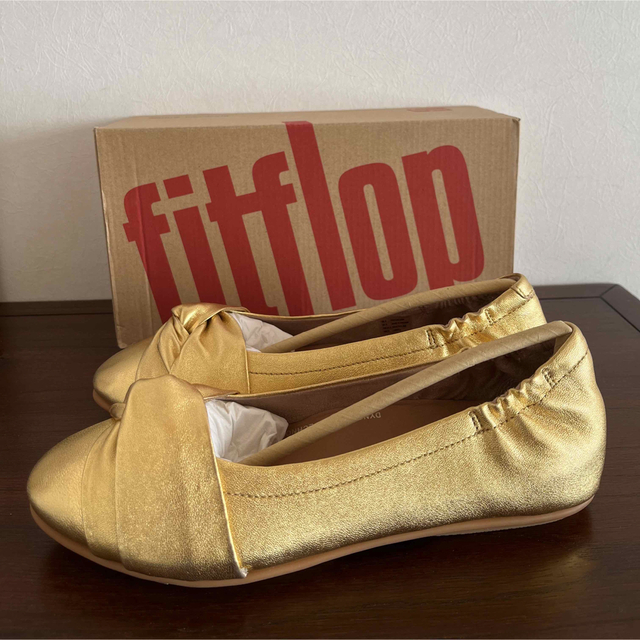 fitflop(フィットフロップ)の新品　fitflop フラットシューズ　ゴールド　23 レディースの靴/シューズ(ローファー/革靴)の商品写真