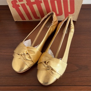 フィットフロップ(fitflop)の新品　fitflop フラットシューズ　ゴールド　23(ローファー/革靴)