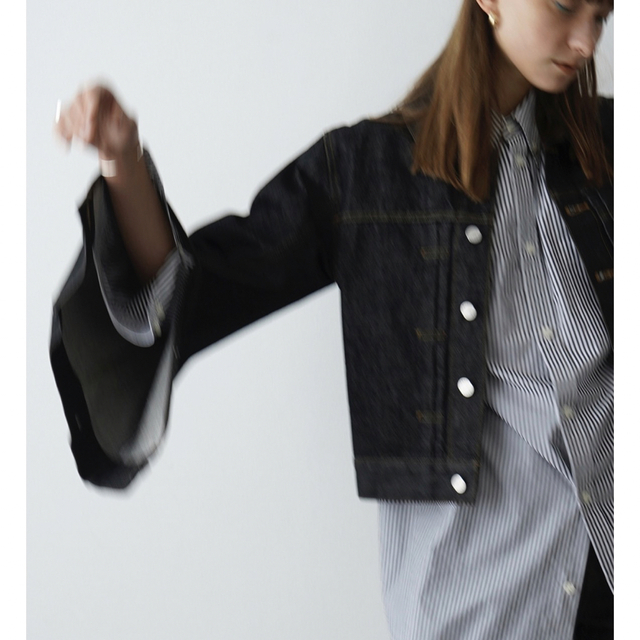 CLANE(クラネ)のBELL SLEEVE COMPACT JEAN JACKET CLANE レディースのジャケット/アウター(Gジャン/デニムジャケット)の商品写真