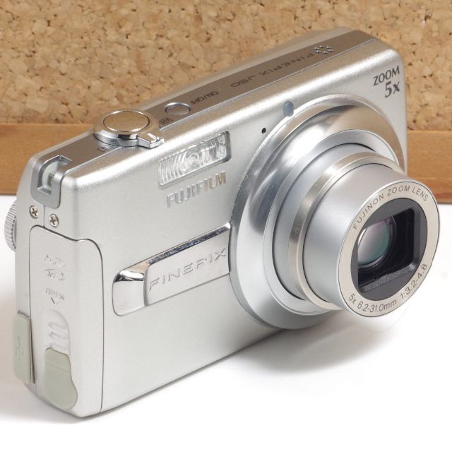 富士フイルム(フジフイルム)のFujifilm Finepix J50 CCD 8.2Mp スマホ/家電/カメラのカメラ(コンパクトデジタルカメラ)の商品写真