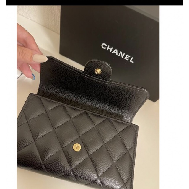 CHANEL(シャネル)の本日のみ価格　鑑定済み　CHANEL 三つ折り財布 キャビアスキン 新品同様 レディースのファッション小物(財布)の商品写真