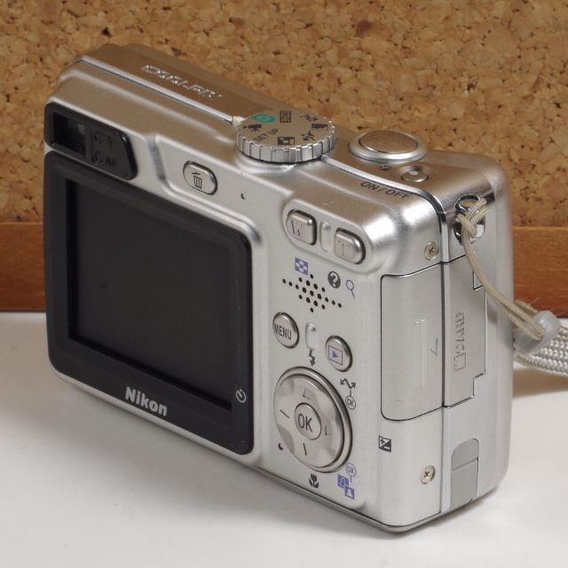 Nikon(ニコン)のNIkon Coolpix 5900 CCD 5.1Mp スマホ/家電/カメラのカメラ(コンパクトデジタルカメラ)の商品写真