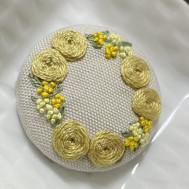 刺繍ブローチorヘアゴム✳︎バラとミモザのリース