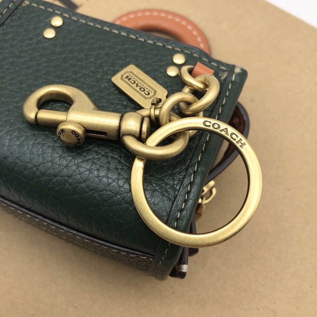 COACH(コーチ)の【COACH☆新品】ミニ ローグ バッグ チャーム！グリーン！小物入れ！希少！ レディースのファッション小物(キーホルダー)の商品写真