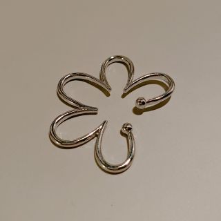 アーカー(AHKAH)の【OUTLET】Flower metal ear cuff No1020(イヤーカフ)