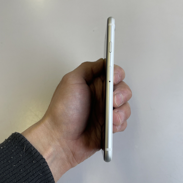 iPhone SE 本体　第2世代 (SE2) ホワイト 64 GB