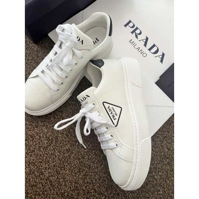 プラダ prada 未使用 牛革スニーカー 三角ロゴプレート 白