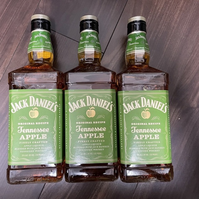 JACK DANIEL'S(ジャックダニエル)のジャックダニエルテネシーアップル　　ウィスキー　日本未発売 食品/飲料/酒の酒(ウイスキー)の商品写真