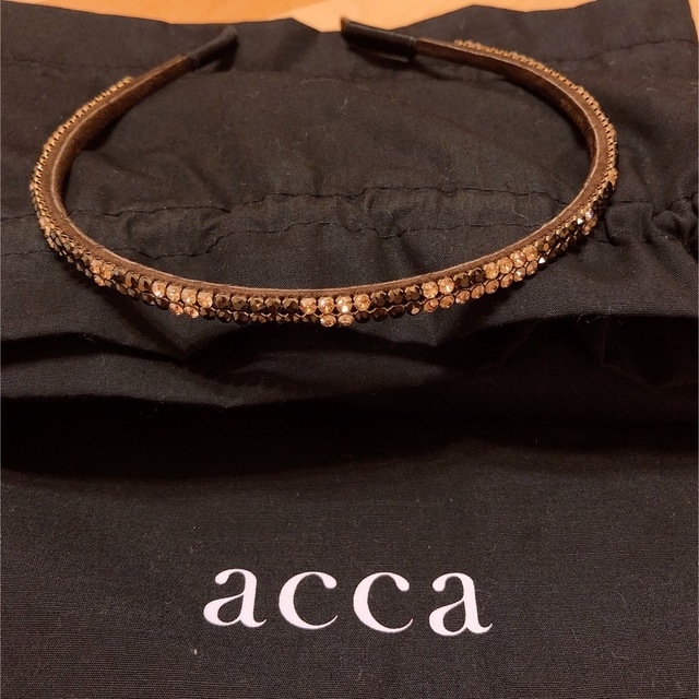 acca(アッカ)のacca アッカ　ブリジット　カチューシャ　ブラウン レディースのヘアアクセサリー(カチューシャ)の商品写真