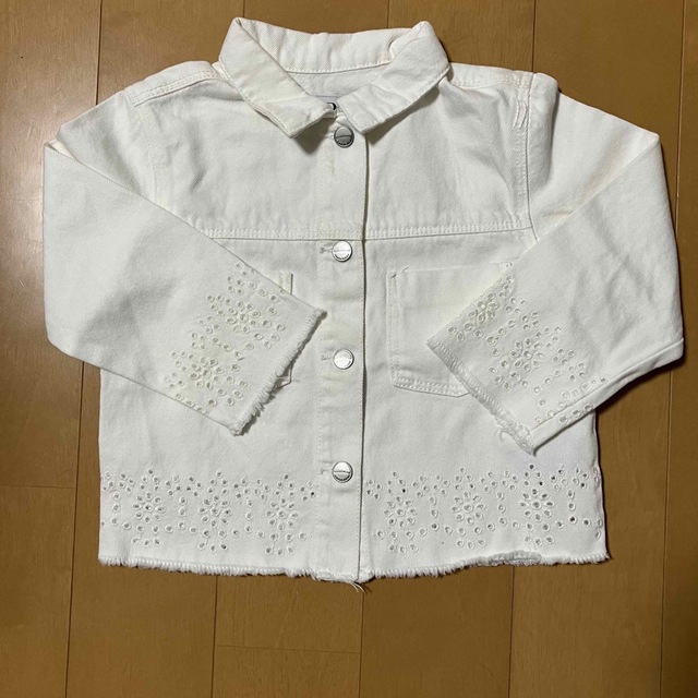 ZARA KIDS(ザラキッズ)のZARA ザラベビー　キッズ　ホワイトデニム　ジャケット　アウター　98 キッズ/ベビー/マタニティのキッズ服女の子用(90cm~)(ジャケット/上着)の商品写真