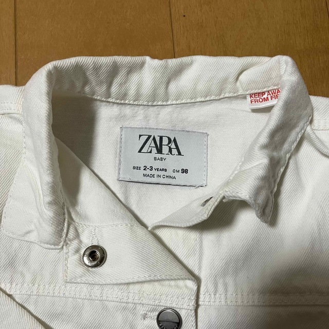 ZARA KIDS(ザラキッズ)のZARA ザラベビー　キッズ　ホワイトデニム　ジャケット　アウター　98 キッズ/ベビー/マタニティのキッズ服女の子用(90cm~)(ジャケット/上着)の商品写真
