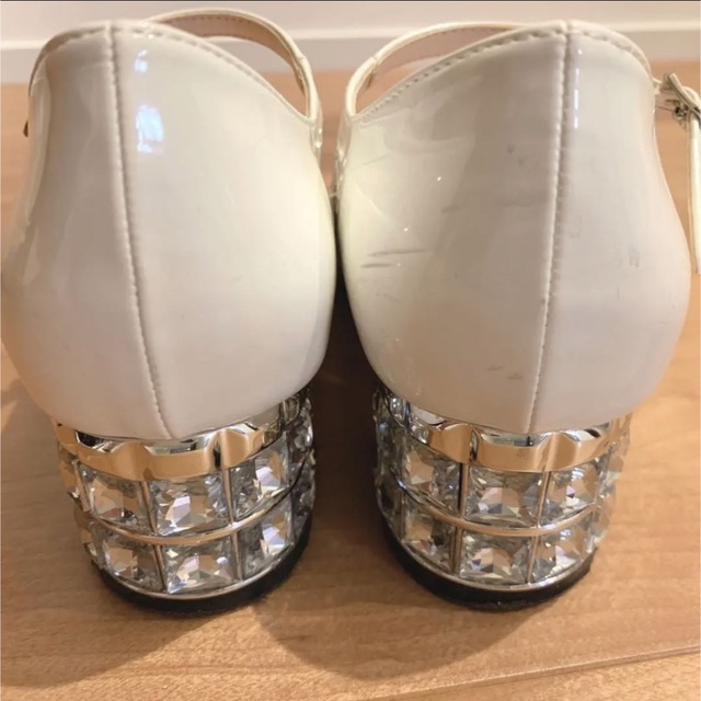 EmiriaWiz(エミリアウィズ)のエミリアウィズ EmiriaWiz 白 ホワイト ビジュー フラット パンプス レディースの靴/シューズ(ハイヒール/パンプス)の商品写真