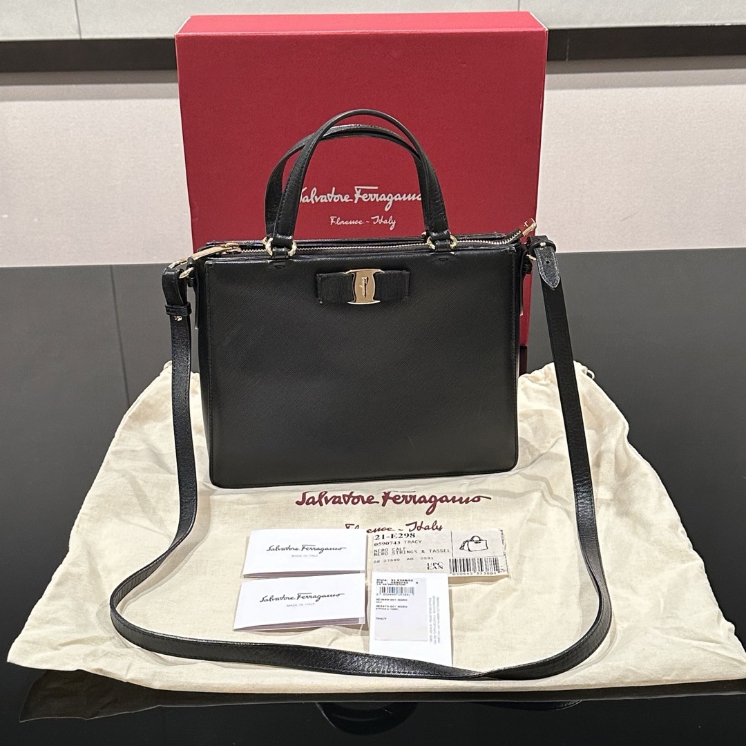 Salvatore Ferragamo(サルヴァトーレフェラガモ)のフェラガモ　2way ショルダーバッグ　ハンドバッグ ヴァラ　黒　正規品　本物 レディースのバッグ(ショルダーバッグ)の商品写真