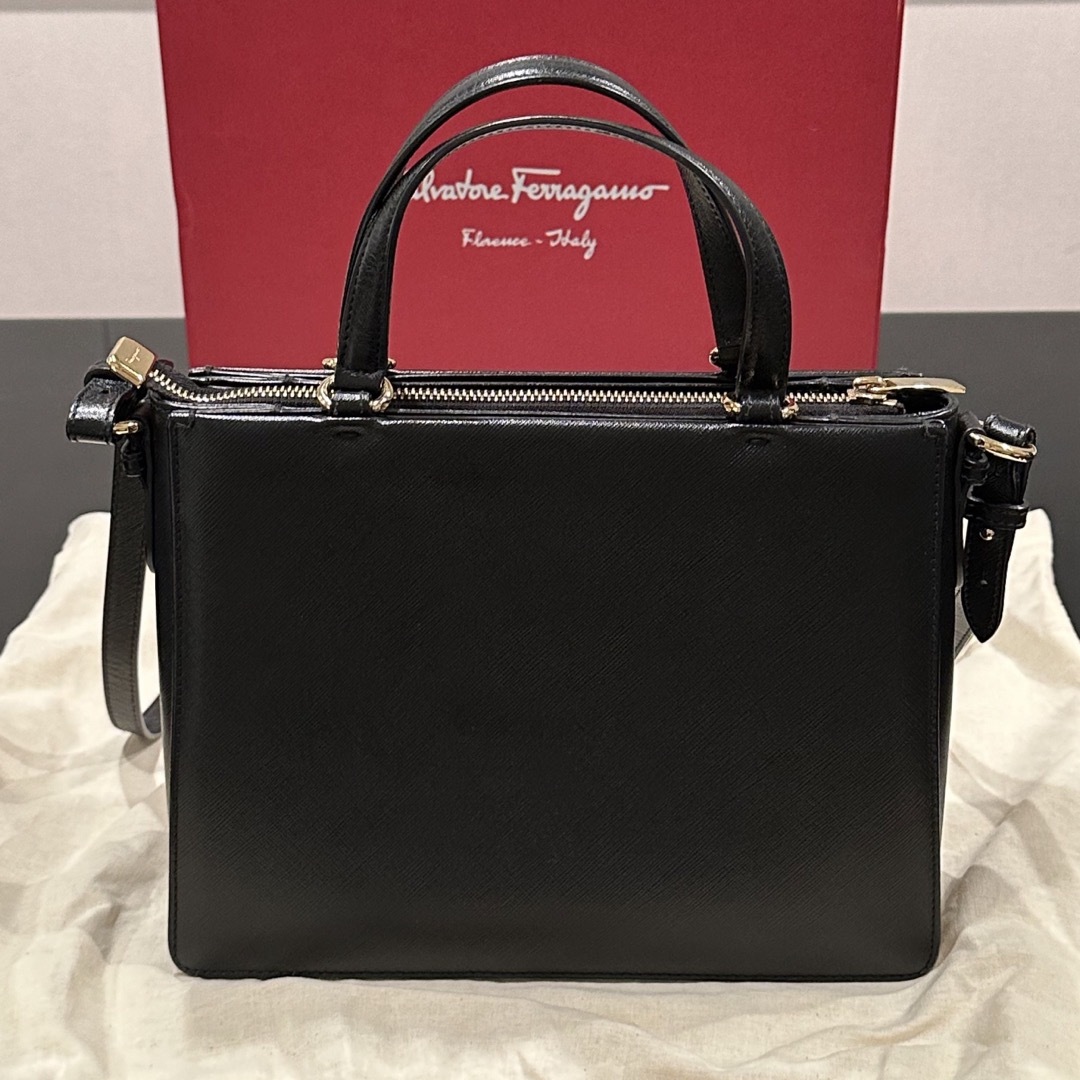 Salvatore Ferragamo(サルヴァトーレフェラガモ)のフェラガモ　2way ショルダーバッグ　ハンドバッグ ヴァラ　黒　正規品　本物 レディースのバッグ(ショルダーバッグ)の商品写真