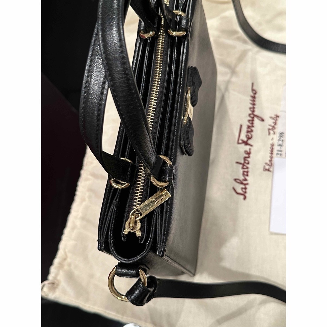 Salvatore Ferragamo(サルヴァトーレフェラガモ)のフェラガモ　2way ショルダーバッグ　ハンドバッグ ヴァラ　黒　正規品　本物 レディースのバッグ(ショルダーバッグ)の商品写真