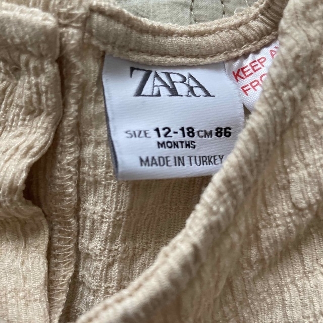 ZARA KIDS(ザラキッズ)のキィ様専用 ZARA フリルストラップ付きテクスチャー入りワンピース キッズ/ベビー/マタニティのベビー服(~85cm)(ワンピース)の商品写真