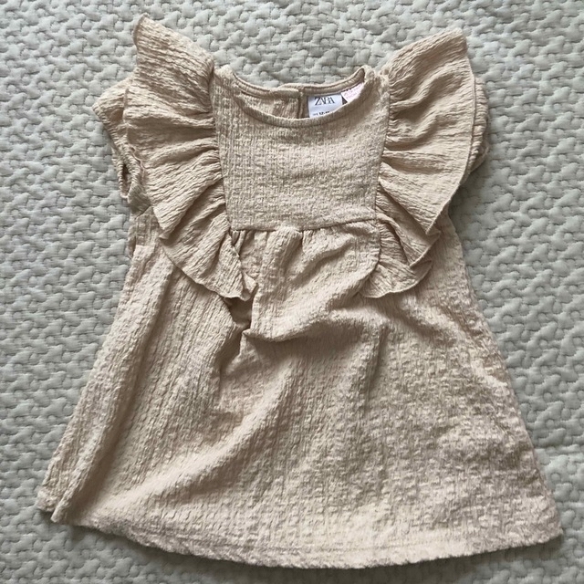 ZARA KIDS(ザラキッズ)のキィ様専用 ZARA フリルストラップ付きテクスチャー入りワンピース キッズ/ベビー/マタニティのベビー服(~85cm)(ワンピース)の商品写真