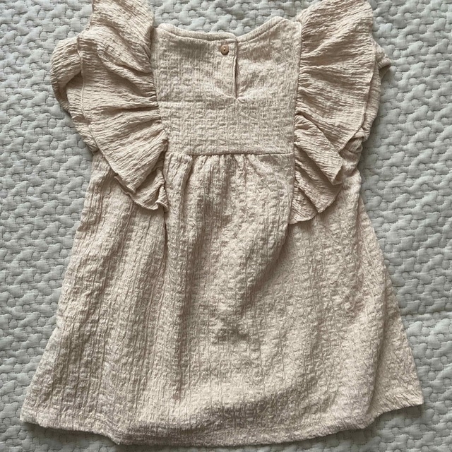 ZARA KIDS(ザラキッズ)のキィ様専用 ZARA フリルストラップ付きテクスチャー入りワンピース キッズ/ベビー/マタニティのベビー服(~85cm)(ワンピース)の商品写真