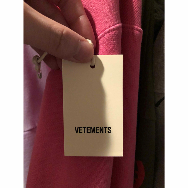 VETEMENTS(ヴェトモン)のVETEMENTS Big Logo Limited Edition pink  メンズのトップス(パーカー)の商品写真