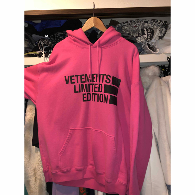 VETEMENTS(ヴェトモン)のVETEMENTS Big Logo Limited Edition pink  メンズのトップス(パーカー)の商品写真