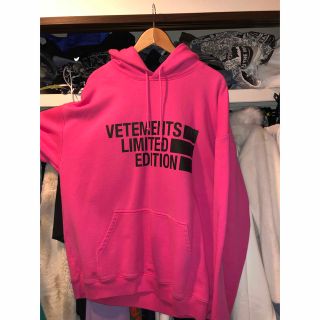 ヴェトモン(VETEMENTS)のVETEMENTS Big Logo Limited Edition pink (パーカー)