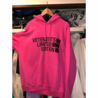 ヴェトモン(VETEMENTS)のVETEMENTS Big Logo Limited Edition pink (パーカー)