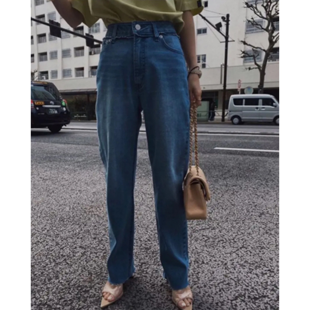 Ameri VINTAGE(アメリヴィンテージ)のAMERI SLIM TAPERED DENIM レディースのパンツ(デニム/ジーンズ)の商品写真