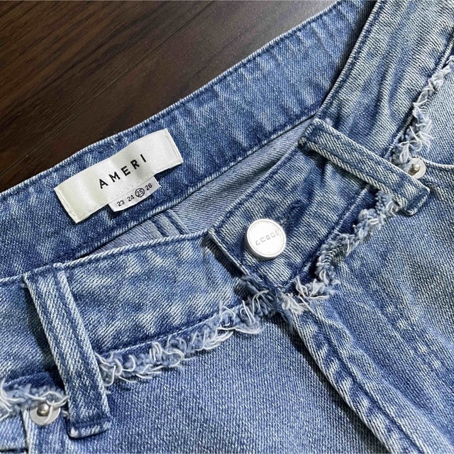 Ameri VINTAGE(アメリヴィンテージ)のAMERI SLIM TAPERED DENIM レディースのパンツ(デニム/ジーンズ)の商品写真