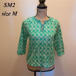 サマンサモスモス(SM2)の美品★SM2★ホワイト地グリーン花柄総柄ブラウス★トップス★M(シャツ/ブラウス(長袖/七分))