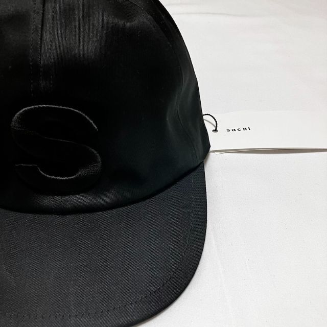 sacai(サカイ)の新品 22SS SACAI Sワッペン CAP 帽子 黒 4440 メンズの帽子(キャップ)の商品写真