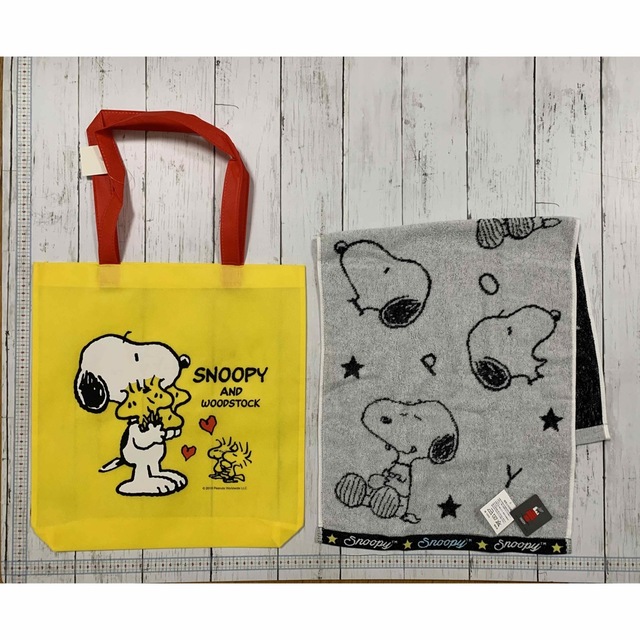 SNOOPY(スヌーピー)のSNOOPY  フェイスタオル・トートバッグ　イエロー　ブラック　新品未使用 エンタメ/ホビーのおもちゃ/ぬいぐるみ(キャラクターグッズ)の商品写真