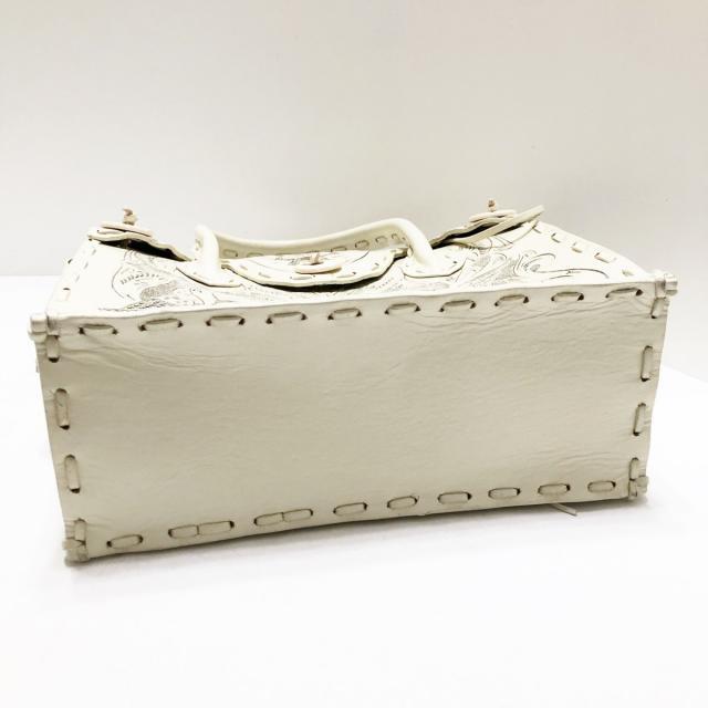 カービングトライブス ハンドバッグ - 白 レディースのバッグ(ハンドバッグ)の商品写真