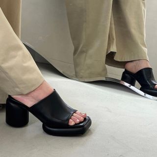 アパルトモンドゥーズィエムクラス(L'Appartement DEUXIEME CLASSE)のchuclla パッファーヒールサンダル black/36(サンダル)