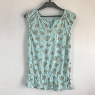 ユニクロ(UNIQLO)の小花柄　袖なしカットソー(Tシャツ/カットソー)