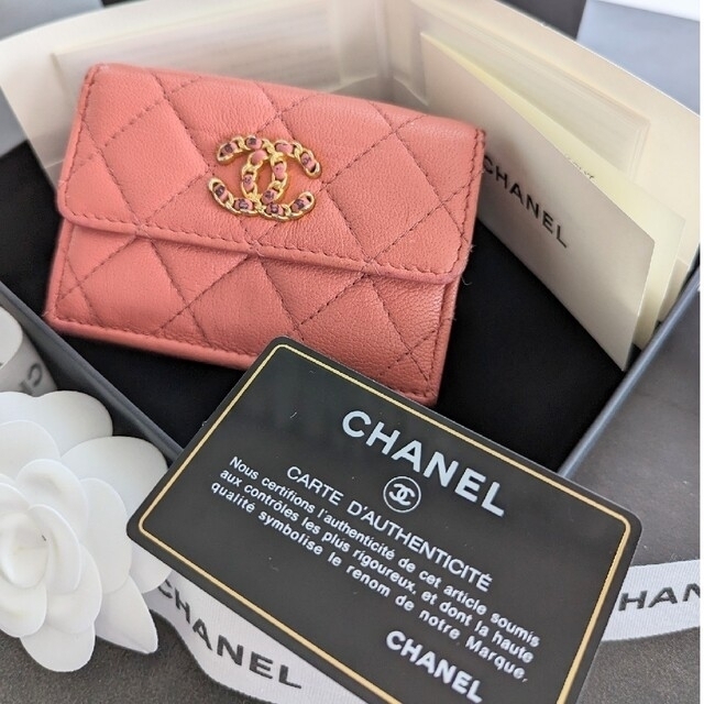 CHANEL  シャネル　三つ折り財布　箱付き　ピンク
