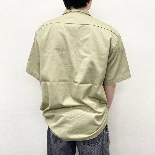 Dickies(ディッキーズ)の【中古】ディッキーズ Dickies ワークシャツ 半袖 Demetrius ワッペン サイズ：XL ベージュ 古着 中古 mellow ゆうパケット対応 メンズのトップス(シャツ)の商品写真