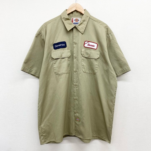 Dickies(ディッキーズ)の【中古】ディッキーズ Dickies ワークシャツ 半袖 Demetrius ワッペン サイズ：XL ベージュ 古着 中古 mellow ゆうパケット対応 メンズのトップス(シャツ)の商品写真