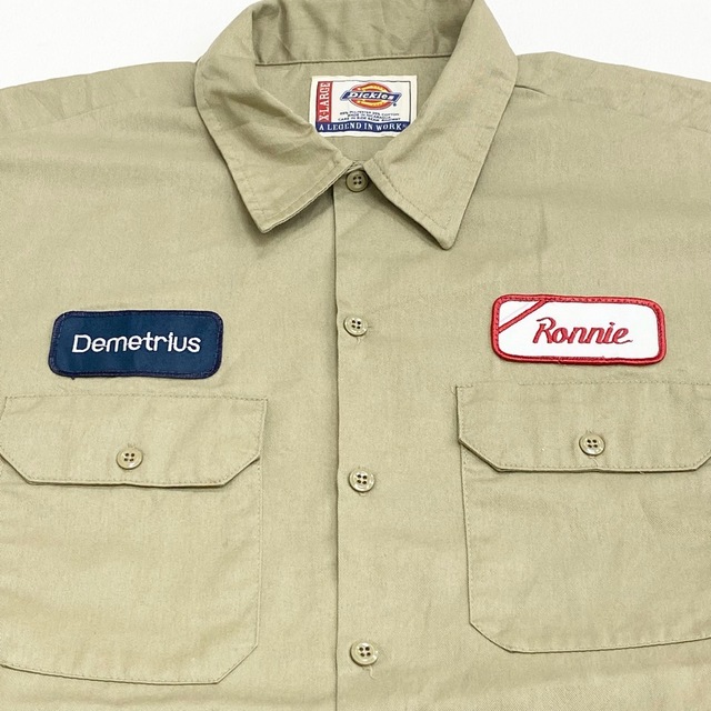 Dickies(ディッキーズ)の【中古】ディッキーズ Dickies ワークシャツ 半袖 Demetrius ワッペン サイズ：XL ベージュ 古着 中古 mellow ゆうパケット対応 メンズのトップス(シャツ)の商品写真