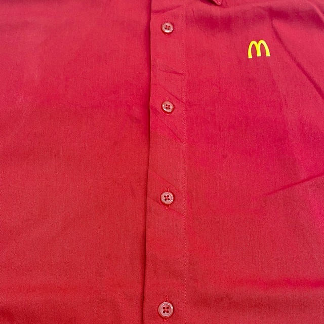 【中古】マクドナルド McDONALD'S ポリ×レーヨン 半袖 シャツ 企業 ロゴ 刺繍 サイズ：S レッド 古着 中古 mellow ゆうパケット対応 メンズのトップス(シャツ)の商品写真