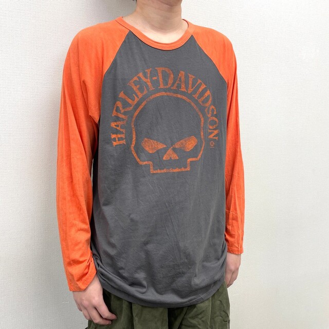 Hurley(ハーレー)の【中古】 ハーレー ダビッドソン HARLEY-DAVIDSON MUSEUM ラグラン ロングスリーブ Tシャツ ロゴ プリント 長袖 ロンT サイズ：XXXL チャコールグレー×オレンジ MADE IN U.S.A 古着 中古 mellow ゆうパケット対応 メンズのトップス(Tシャツ/カットソー(半袖/袖なし))の商品写真