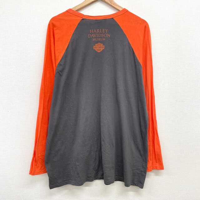 Hurley(ハーレー)の【中古】 ハーレー ダビッドソン HARLEY-DAVIDSON MUSEUM ラグラン ロングスリーブ Tシャツ ロゴ プリント 長袖 ロンT サイズ：XXXL チャコールグレー×オレンジ MADE IN U.S.A 古着 中古 mellow ゆうパケット対応 メンズのトップス(Tシャツ/カットソー(半袖/袖なし))の商品写真