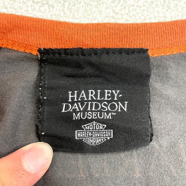 Hurley(ハーレー)の【中古】 ハーレー ダビッドソン HARLEY-DAVIDSON MUSEUM ラグラン ロングスリーブ Tシャツ ロゴ プリント 長袖 ロンT サイズ：XXXL チャコールグレー×オレンジ MADE IN U.S.A 古着 中古 mellow ゆうパケット対応 メンズのトップス(Tシャツ/カットソー(半袖/袖なし))の商品写真