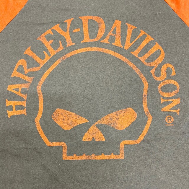 Hurley(ハーレー)の【中古】 ハーレー ダビッドソン HARLEY-DAVIDSON MUSEUM ラグラン ロングスリーブ Tシャツ ロゴ プリント 長袖 ロンT サイズ：XXXL チャコールグレー×オレンジ MADE IN U.S.A 古着 中古 mellow ゆうパケット対応 メンズのトップス(Tシャツ/カットソー(半袖/袖なし))の商品写真