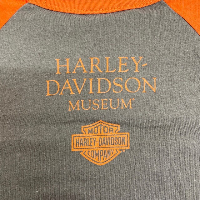 Hurley(ハーレー)の【中古】 ハーレー ダビッドソン HARLEY-DAVIDSON MUSEUM ラグラン ロングスリーブ Tシャツ ロゴ プリント 長袖 ロンT サイズ：XXXL チャコールグレー×オレンジ MADE IN U.S.A 古着 中古 mellow ゆうパケット対応 メンズのトップス(Tシャツ/カットソー(半袖/袖なし))の商品写真